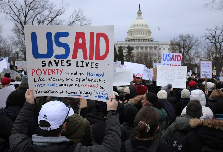 Usaid: manifestantes defendem a manutenção da agência americana para o desenvolvimento internacional em Washington, nos Estados Unidos
 (Chip Somodevilla/Getty Images North America/AFP)