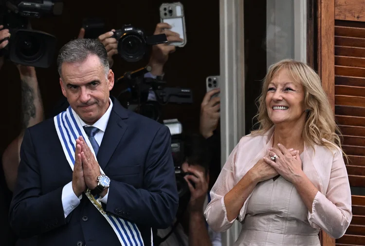 Yamandú Orsi e Carolina Cosse tomam posse como presidente e vice-presidente do Uruguai em cerimônia oficial no Palácio Legislativo (AFP)