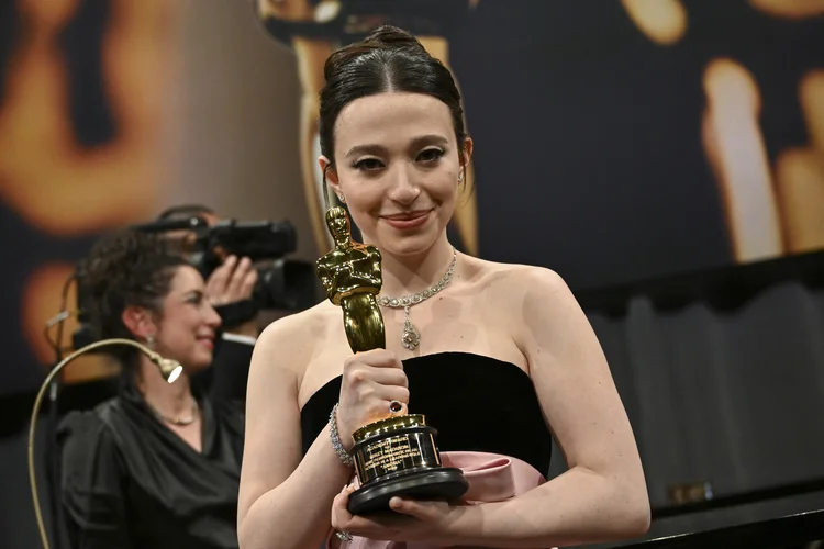 Atriz norte-americana Mikey Madison, de 25 anos, venceu o Oscar de Melhor Atriz em 2025 por sua performance no filme Anora (AFP Photo/AFP)