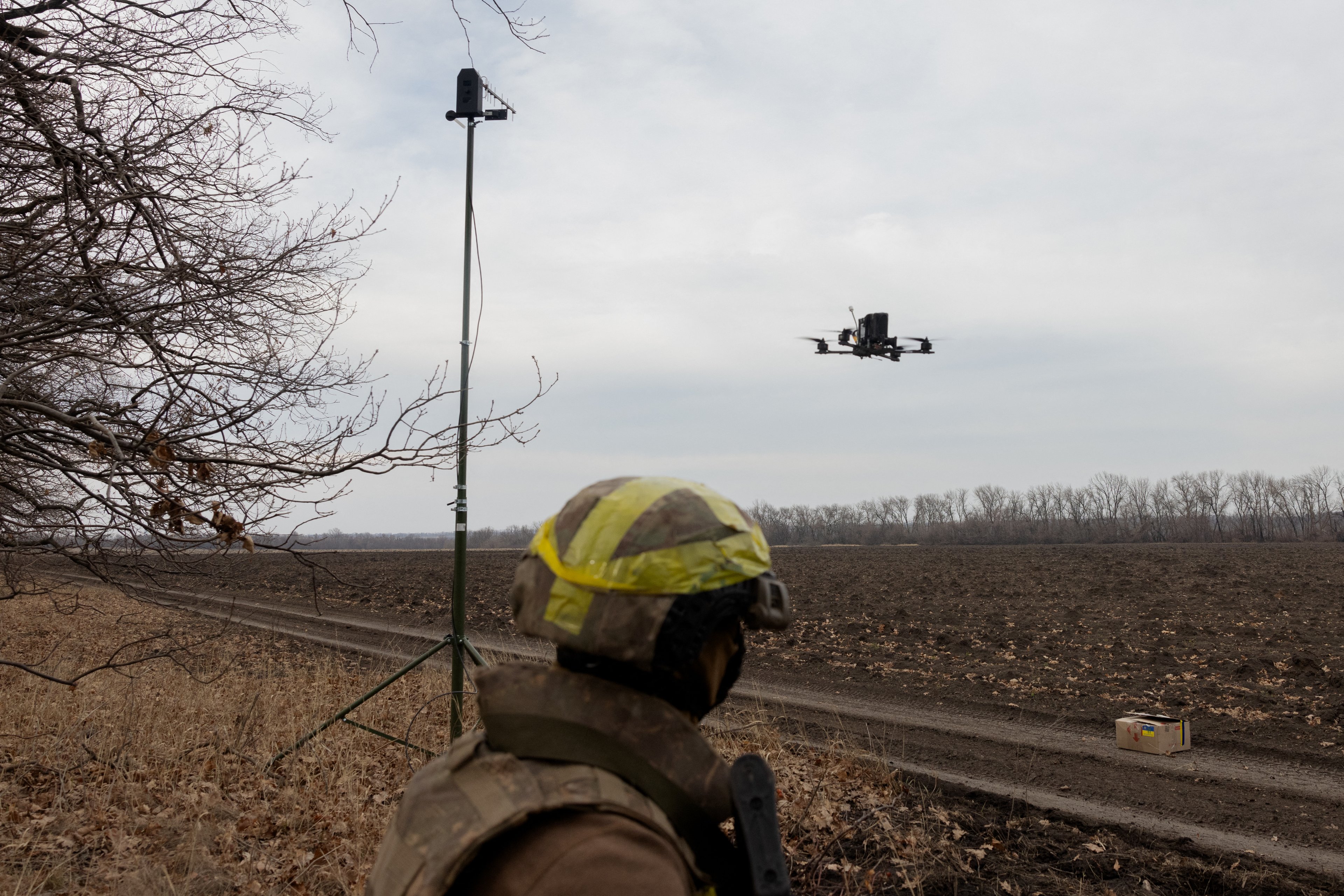 Ucrânia ataca Rússia com centenas de drones em meio a discussões sobre cessar-fogo