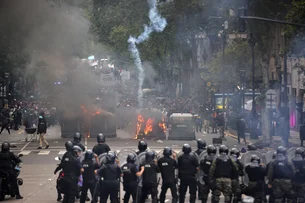 Polícia entra em confronto com torcidas de futebol durante protesto em Buenos Aires