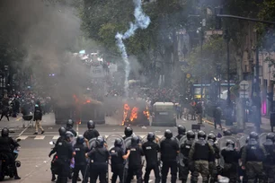 Imagem referente à matéria: Polícia entra em confronto com torcidas de futebol durante protesto em Buenos Aires