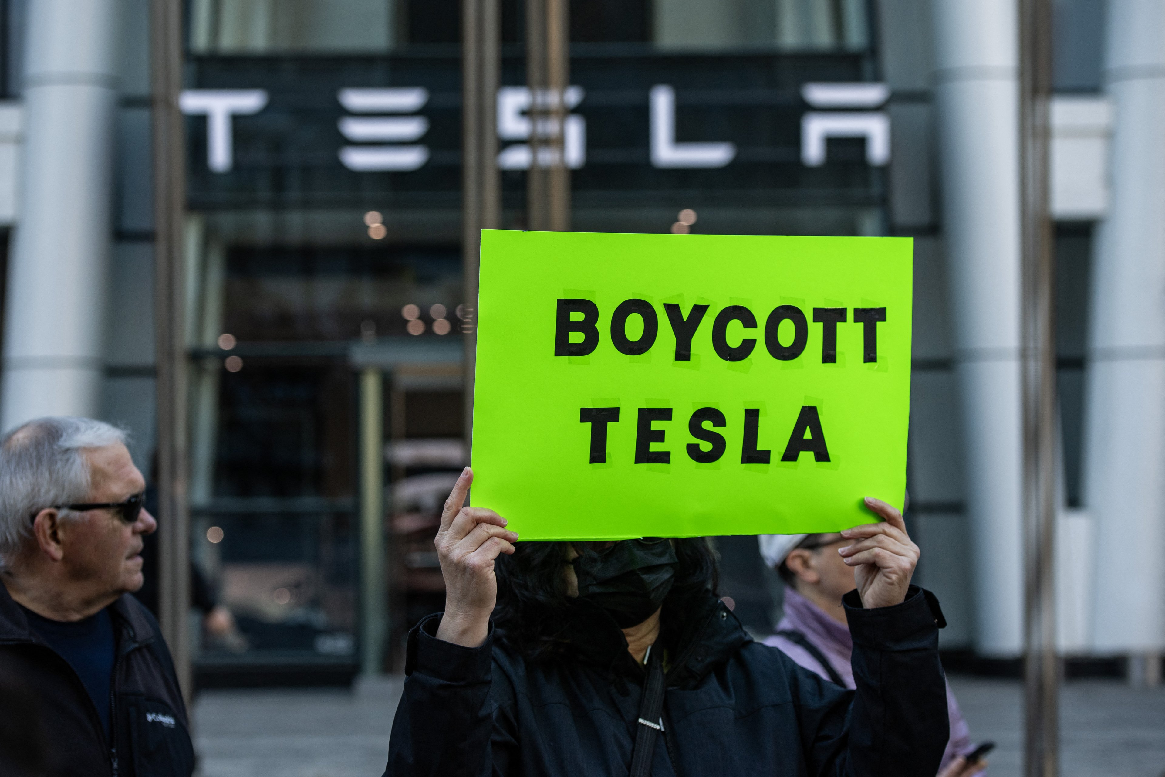 Tesla é excluída do Salão do Automóvel do Canadá após protestos contra Musk