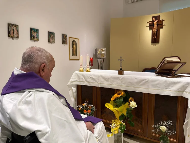 Papa Francisco: pontífice reaparece em foto celebrando missa após 31 dias de internação (AFP)