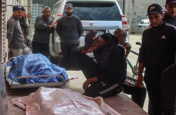 Homem lamenta morte de familiar nesta segunda-feira após ataque de Israel (Eyad BABA / AFP)