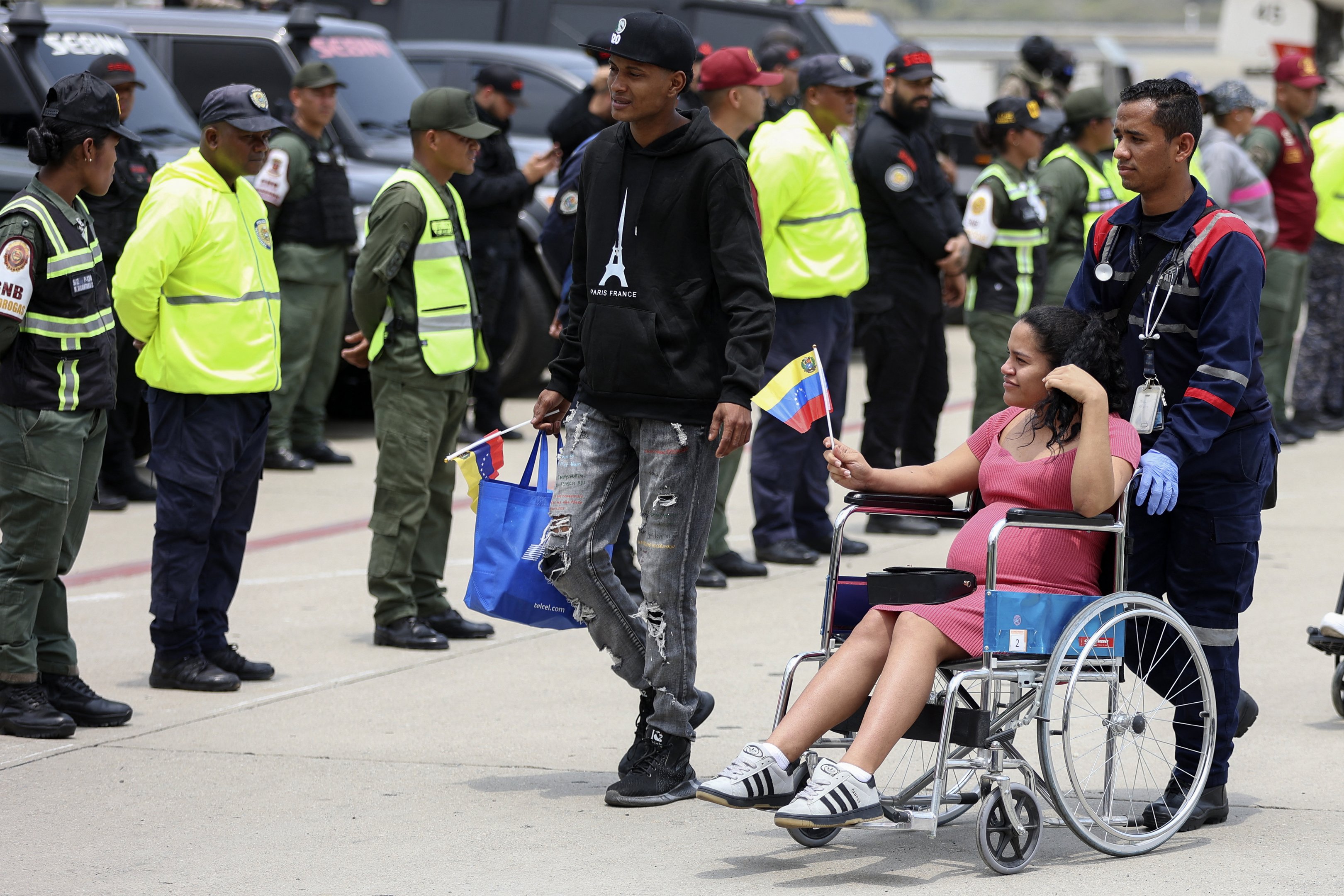 Venezuela recebe 199 deportados dos EUA em meio à crise migratória iniciada por Trump