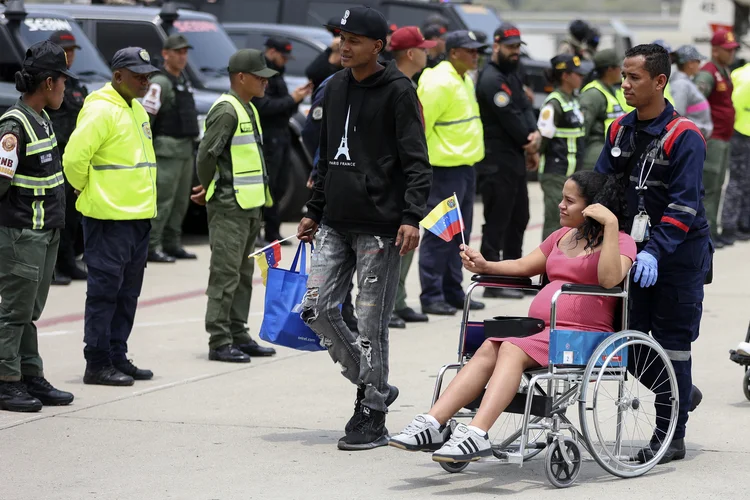 Crise migratória: Venezuela recebe 199 deportados dos EUA após suspensão dos voos de repatriação (AFP)