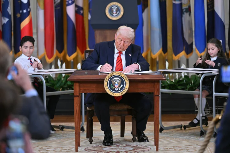 O presidente dos EUA, Donald Trump, durante evento na Casa Branca, em que 'sala de aula' foi montada como cenário (Roberto Schmidt/AFP)