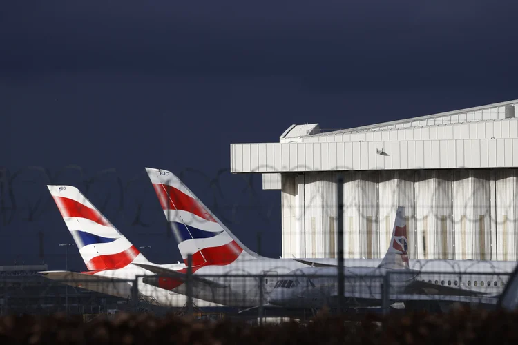 O Aeroporto de Heathrow, em Londres, está "totalmente operacional", disse um porta-voz neste sábado (AFP)