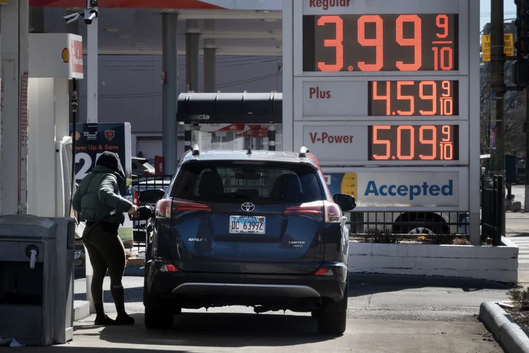 Posto de combustíveis em Chicago: tarifas ao Canadá podem impactar preço da gasolina nos EUA (Scott Olson/AFP)