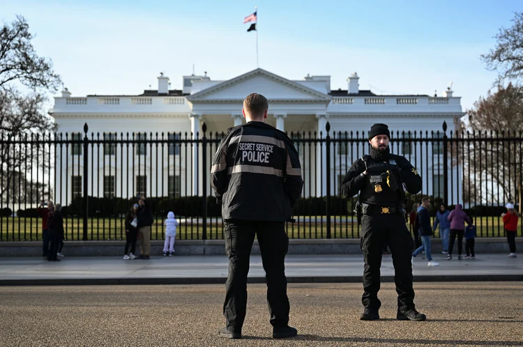 Agentes patrulham arredores da Casa Branca (Kevin Dietsch/AFP)