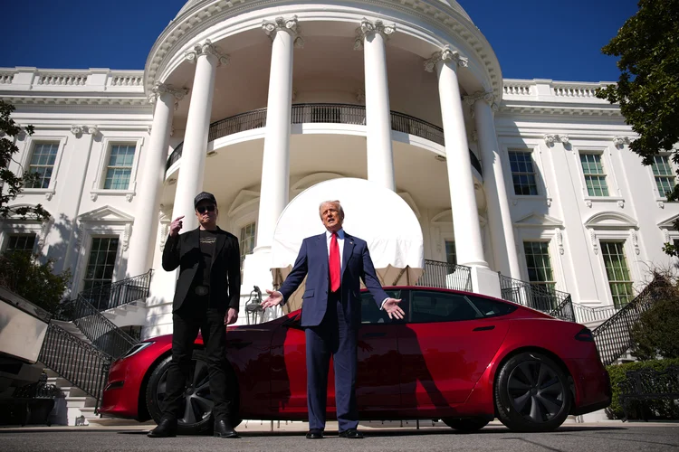 O presidente dos EUA, Donald Trump, e o CEO da Tesla, Elon Musk, ao lado de um Model S, no jardim da Casa Branca (Andrew Harnik/AFP)