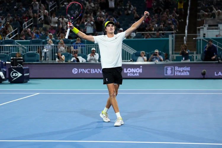 João Fonseca em ação no Miami Open: brasileiro enfrenta Ugo Humbert na segunda rodada do torneio, neste sábado (AFP)