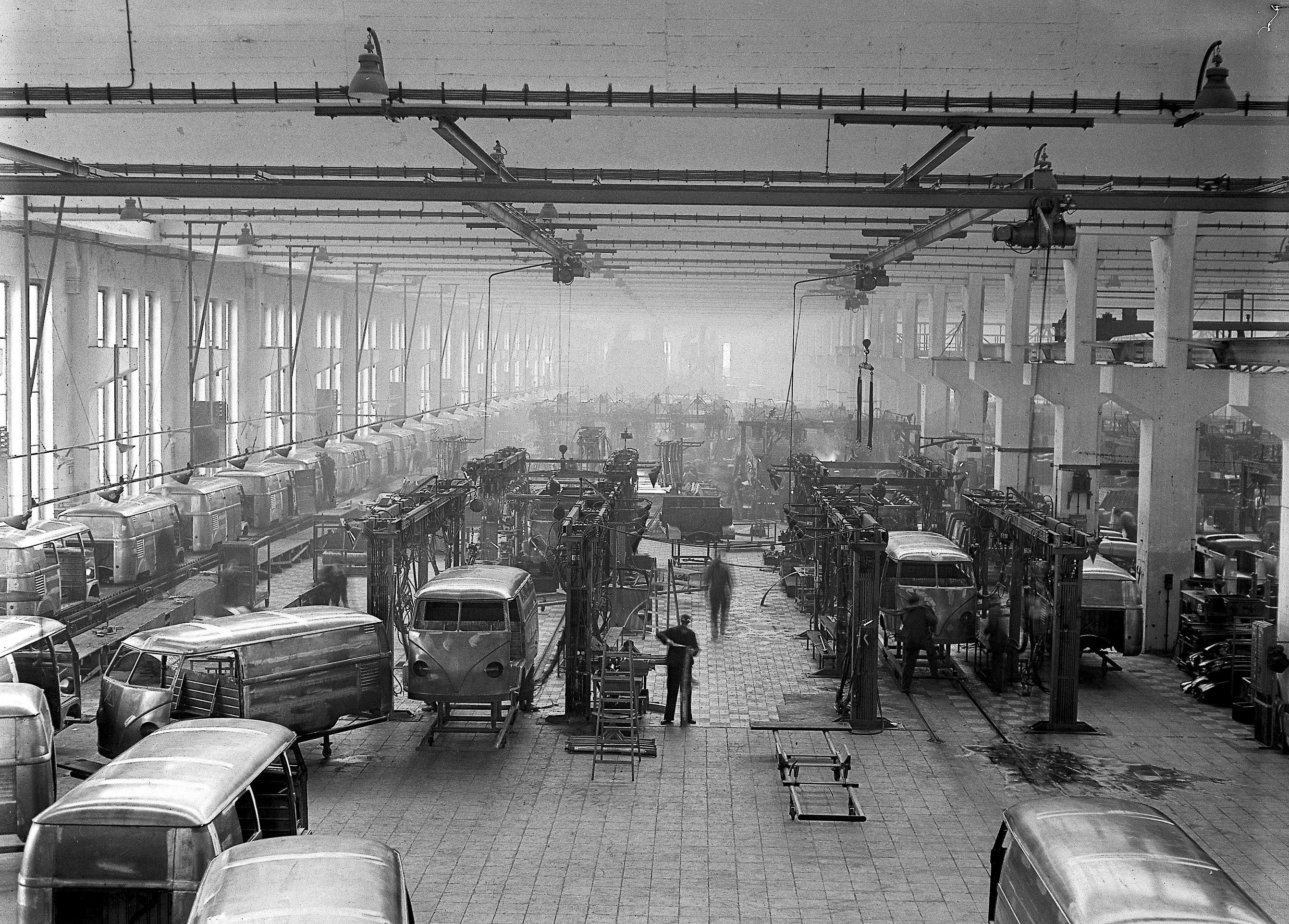 Produção da Transporter, em Wolfsburg, 1950; primeira geração somou 1,9 milhão de unidades até 1967.