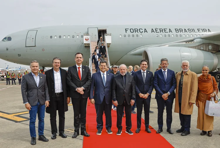 O presidente Lula e sua comitiva, com o KC-30 ao fundo, ao chegarem em Tóquio (Ricardo Stuckert/Divulgação)