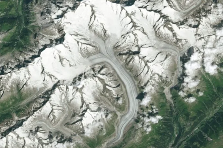 Alpes suíços: imagens de satélite mostram regressão da maior geleira dos Alpes (Imagens do Observatório Terrestre da NASA por Michala Garrison/Reprodução)