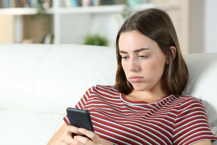 Uso de dispositivos digitais: CNE estabelece regras sobre o uso de celulares e promove a saúde mental nas escolas. (AntonioGuillem/Getty Images)