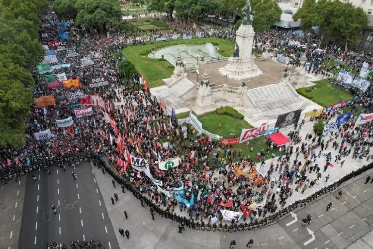 Argentina: Vista aérea de aposentados, apoiados por torcedores de futebol, protestando contra o governo, em Buenos Aire (Luis Robayo/AFP)