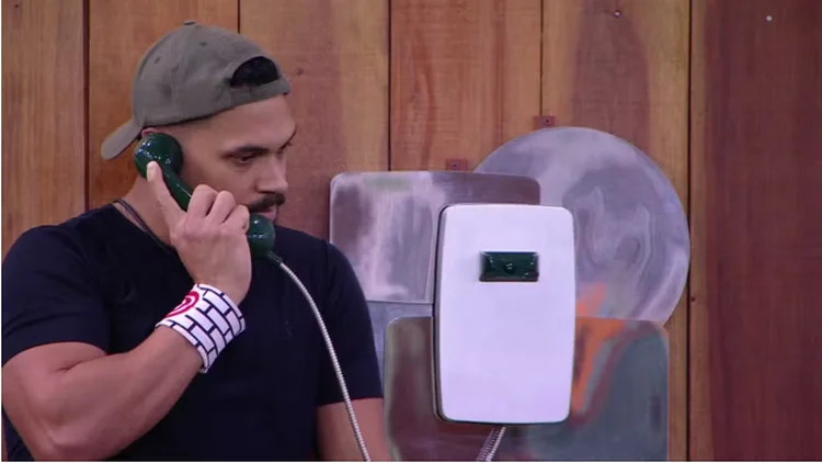 Vinícius atende ao Big Fone e toma uma decisão que altera os rumos do jogo no BBB 25. (Reprodução/Gshow /Reprodução)