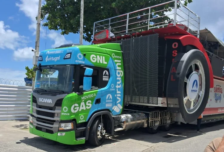 Caminhão GNL em Salvador (Eneva/Divulgação)