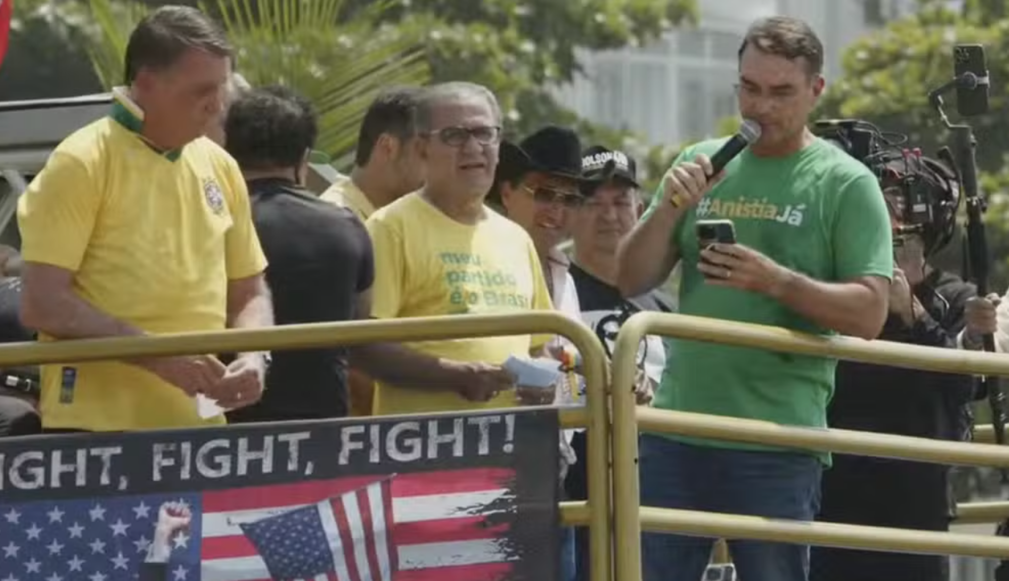 Bolsonaro reúne governadores e deputados em ato pela anistia aos presos do 8/1 em Copacabana