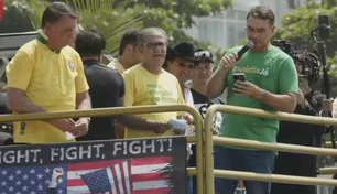 Imagem referente à matéria: Bolsonaro reúne governadores e deputados em ato pela anistia aos presos do 8/1 em Copacabana