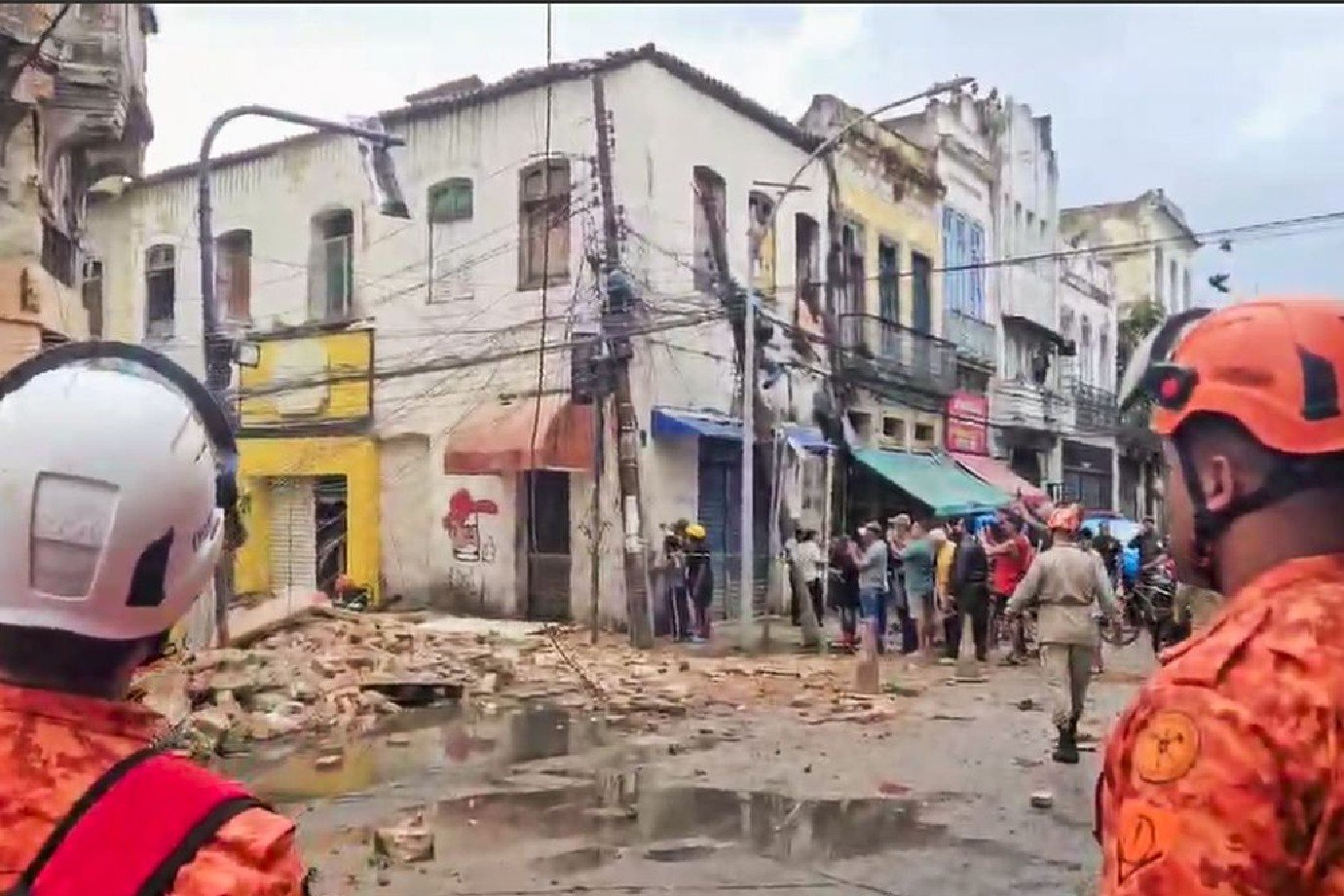 Casarão desaba no centro do Rio e causa uma morte; veja o vídeo