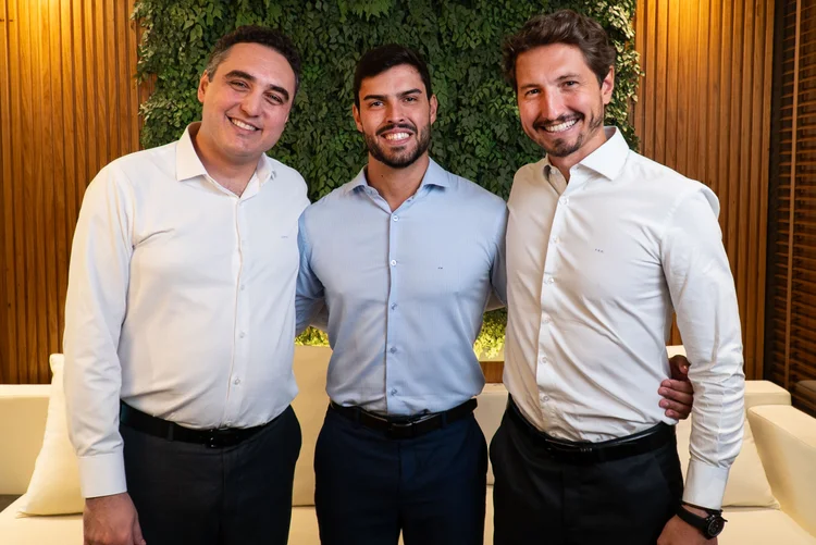 Guilherme Malfi, João Ferreira e Felipe Brunieri, da Assetz: Desde o início, a empresa se especializou em recrutamento e seleção de executivos para posições estratégicas no setor financeiro, como CFOs, Controllers e Diretores Financeiros (Divulgação/Divulgação)