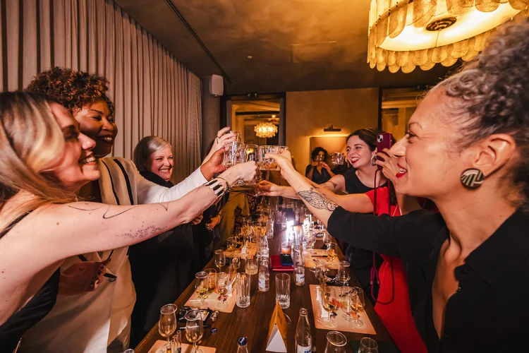 Convidadas celebram o lançamento do Delas, Clube de Whisky, iniciativa pioneira da Diageo para mulheres no Brasil. (Mariana Pekin/Exame)