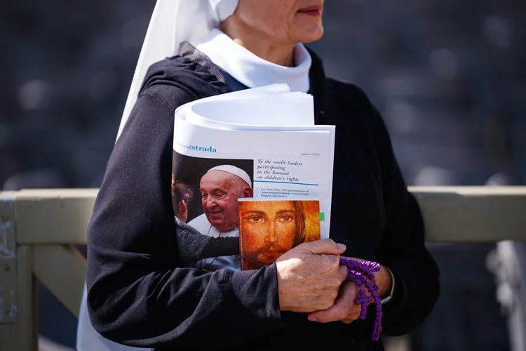 Papa Francisco: fiéis seguem em oração pela recuperação do pontífice, hospitalizado há 17 dias em Roma (Dimitar DILKOFF/AFP Photo)