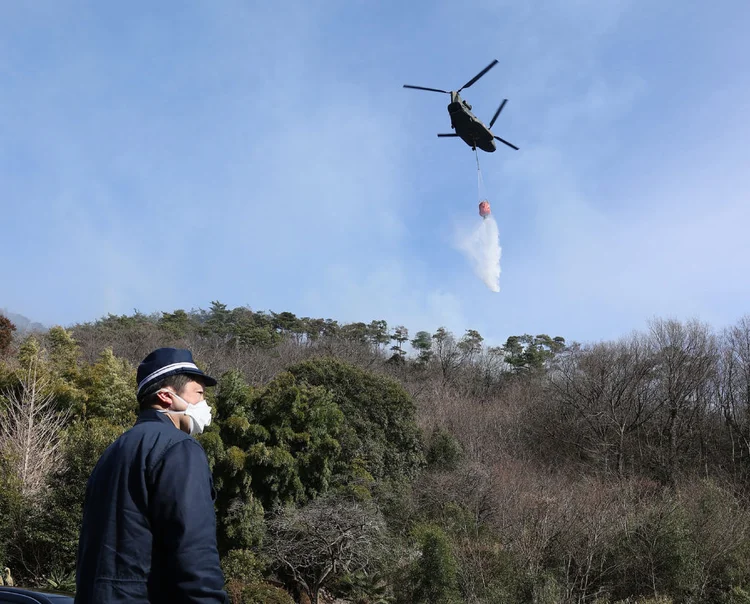 Pelo menos 16 helicópteros ajudam no combate aos focos de fogo e despejam água sobre as áreas atingidas