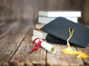 Veja os diplomas universitários mais valiosos — só um deles permite salários de 6 dígitos
