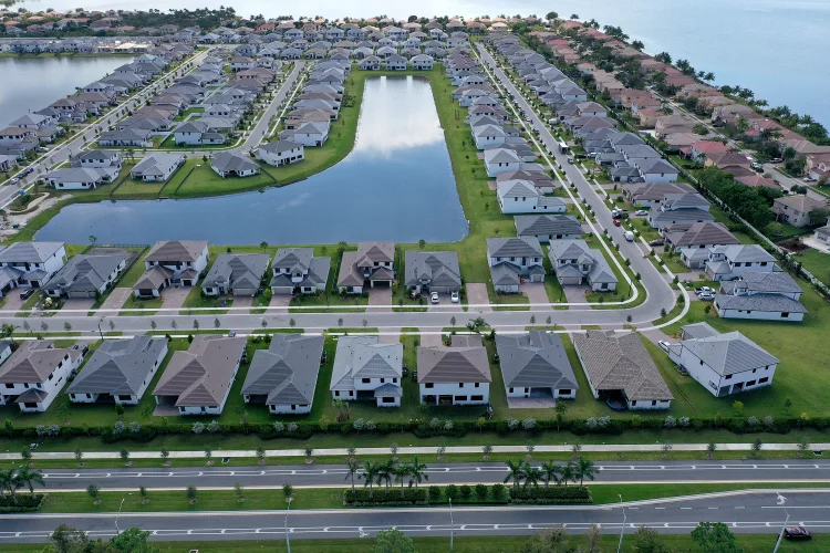 Casas em Miramar, Flórida, em região onde pode haver apenas uma moradia por terreno (Joe Raedle/AFP)