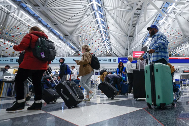 Travelers walk through O'Hare International Airport in Chicago, Illinois, on November 22, 2024, ahead of the upcoming Thanksgiving holiday. (Photo by KAMIL KRZACZYNSKI / AFP) (Photo by KAMIL KRZACZYNSKI/AFP via Getty Images) (KAMIL KRZACZYNSKI / Colaborador/Getty Images)