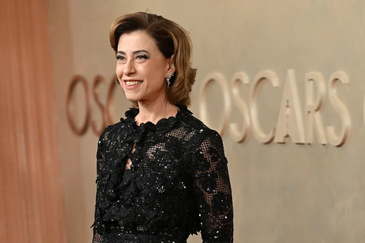 Fernanda Torres comparece ao tapete vermelho no Oscar 2025 (Robyn Beck / AFP/Getty Images)