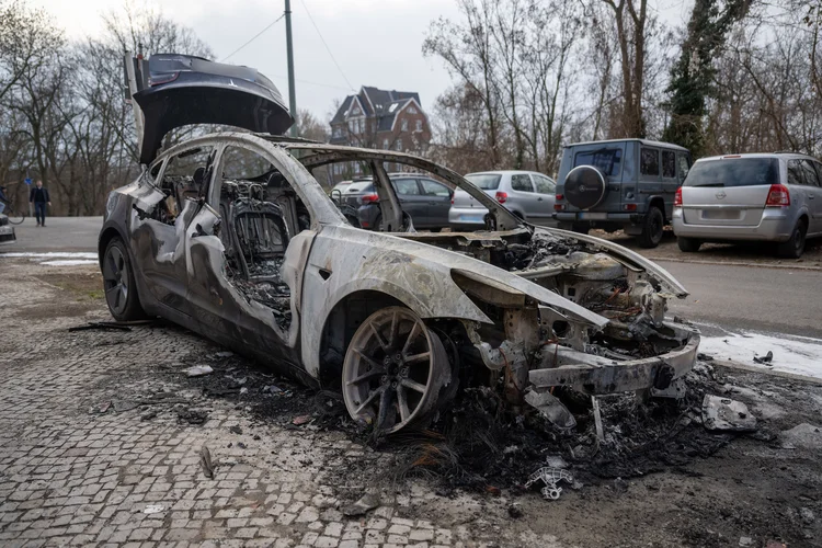 Elon Musk: diversos carros da Tesla têm sido depredados ou incendiados como protestos contra o envolvimento do empresário na política dos EUA (Christophe Gateau/Getty Images)