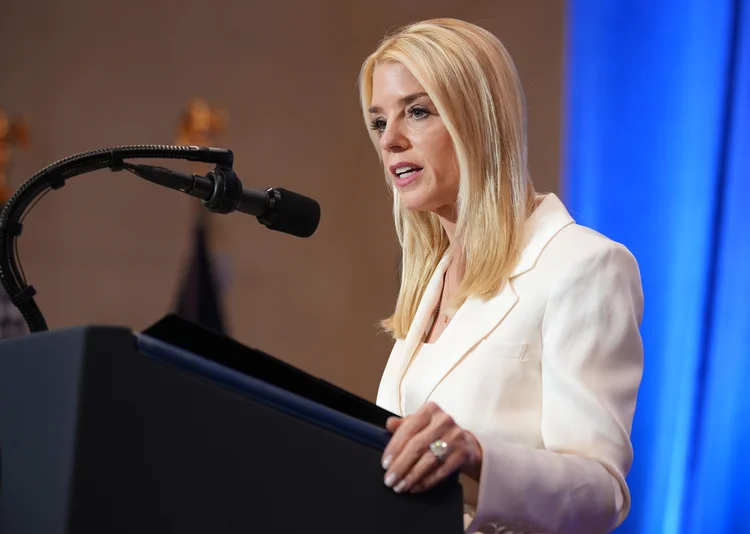 Pam Bondi: procuradora-geral dos EUA deixou claro em coletiva de imprensa que as deportações vão continuar (Andrew Harnik /Getty Images)