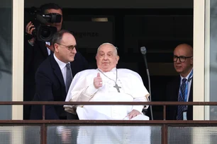 Imagem referente à matéria: Quem é a 'senhora das flores amarelas' que o Papa saudou em 1ª aparição após deixar hospital