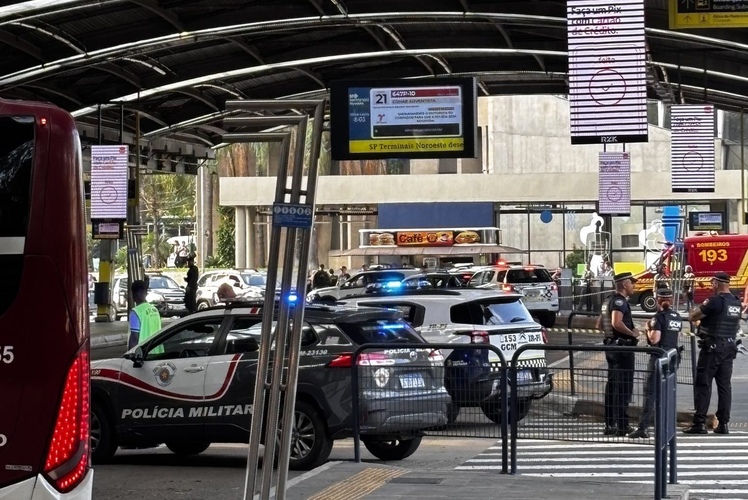 SP: Suspeita de bomba em Pinheiros interdita parte do terminal de ônibus