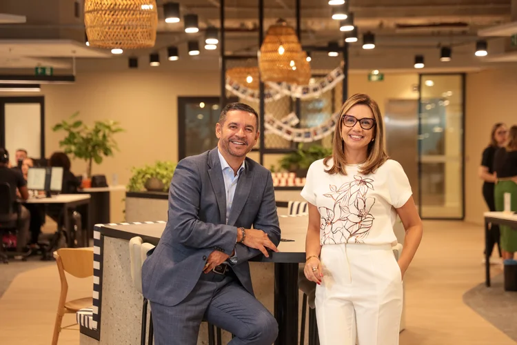 Julio Brito, CEO da Swile Brasil, e Josiane Lima, diretora de RH da Swile Brasil, inauguram o novo escritório na Avenida Paulista  (Marcos Assis Pereira dos Santos/Divulgação)