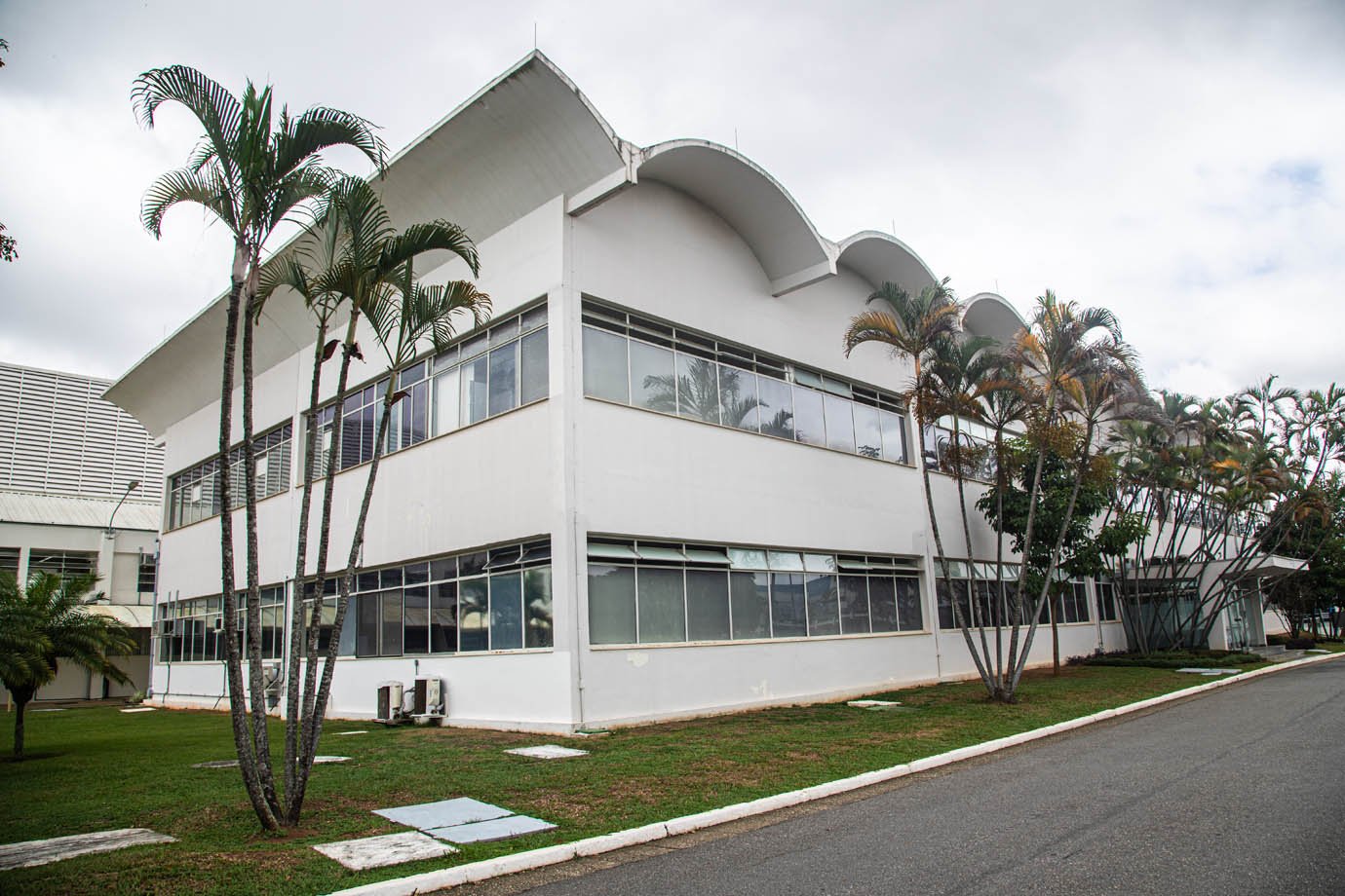 O projeto da sede foi concebido pelo arquiteto Oscar Niemeyer