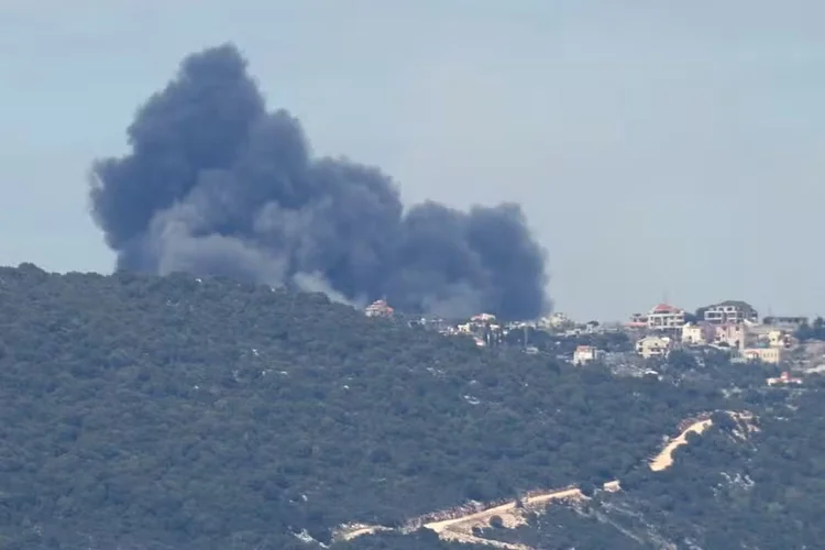 Fumaça se espalha após ataque aéreo israelense no vilarejo de Sejoud, no sul do Líbano (AFP)