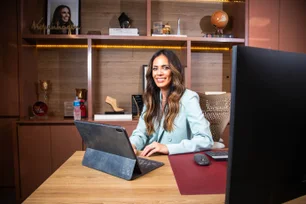 Imagem referente à matéria: A CEO que acorda 4h40 para fazer exercícios, superou um câncer e lidera uma empresa de R$ 2 bilhões