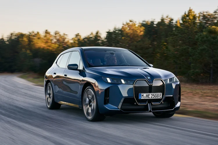 BMW iX: o carro elétrico com maior autonomia à venda no Brasil em 2025. (Fabian Kirchbauer/Divulgação)