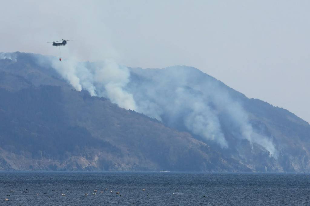 Milhares de pessoas fogem do norte do Japão, arrasado por incêndios florestais