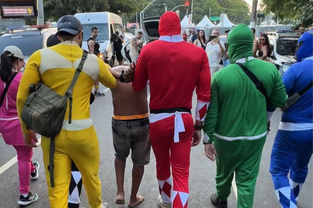 Policiais fantasiados de Power Rangers prendem suspeito de furtar celulares no Carnaval de SP