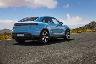 Imagem referente à matéria: Por que a Porsche aposta na convivência de carros elétricos e a combustão até a década de 2030?