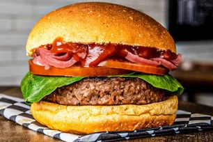 Imagem referente à matéria: JBS compra The Vegetarian Burger, marca de carne vegetal da Unilever