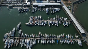 Imagem referente à matéria: A nova tendência de hospedagem é dormir dentro de um barco; veja os preços