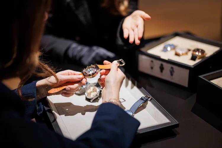 Exibição de relógios durante o Watches & Wonders: queda de vendas, mas preço médio mais alto (Watches & Wonders/Divulgação)